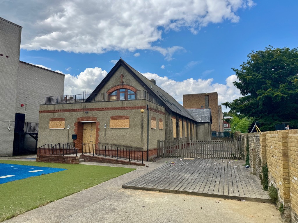 Lot: 72 - FORMER DANCE STUDIO AND TWO-BEDROOM FLAT - The building 1